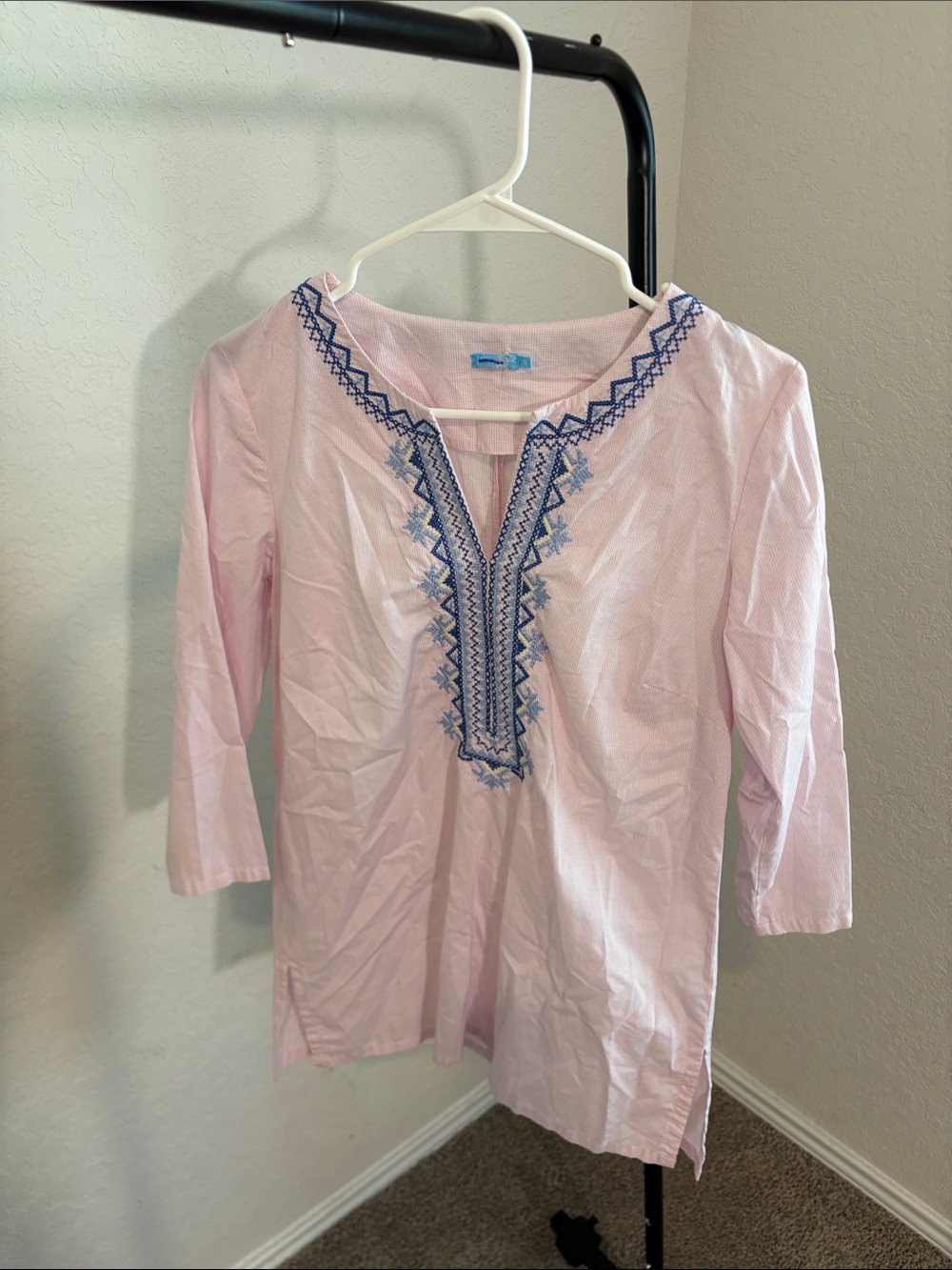 J. McLaughlin Light Pink Tunic with Blue Embroidered V‑Neck